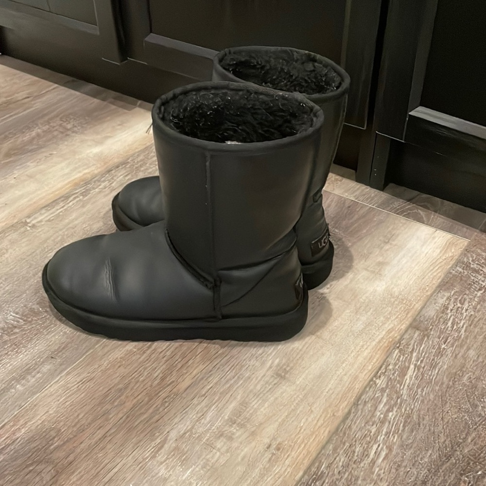 UGGs Leather and water resistant black size 7
